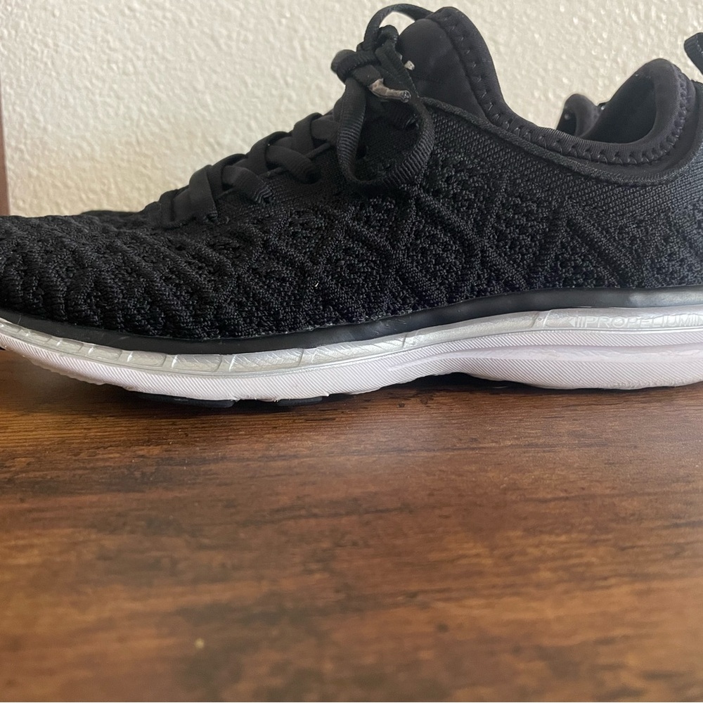 APL women’s shoe size 6